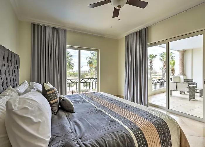 Walk To Beach: Modern Cabo W/ Balcony! Сasa de vacaciones Cabo San Lucas
