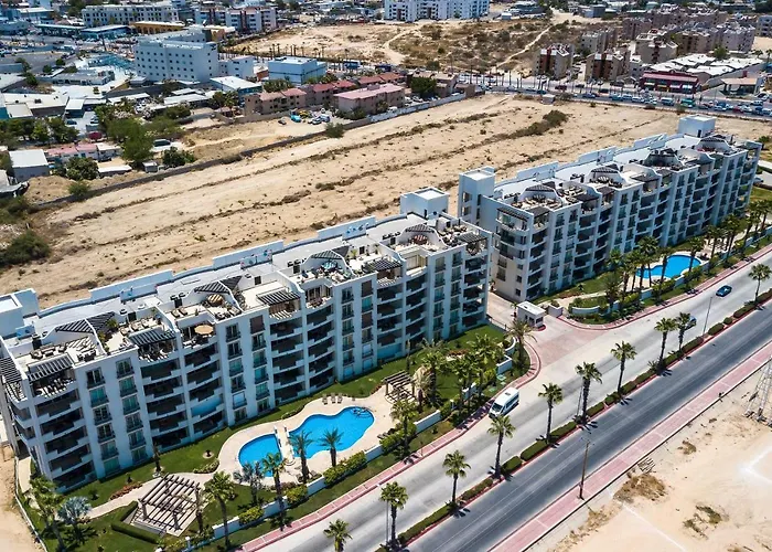 Walk To Beach: Modern Cabo W/ Balcony! Сasa de vacaciones Cabo San Lucas